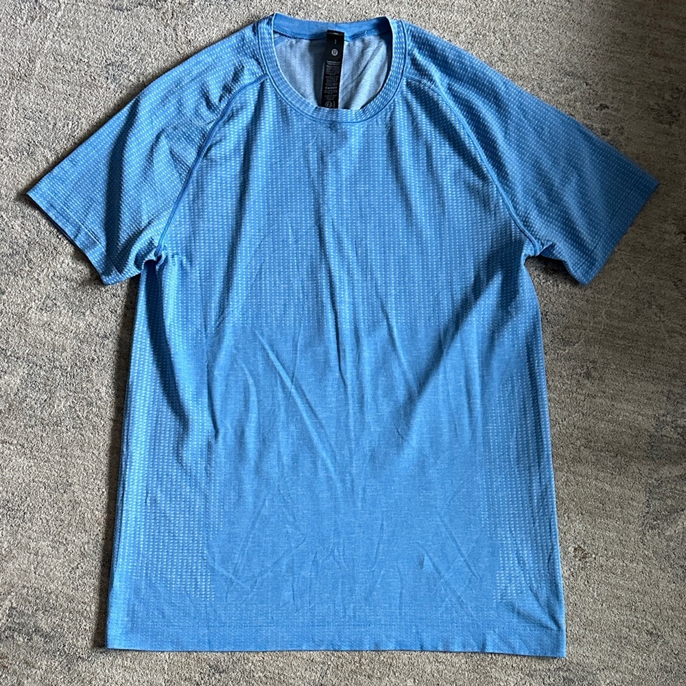 Lululemon men’s Metal Vent short sleeve
Size S
Color blue